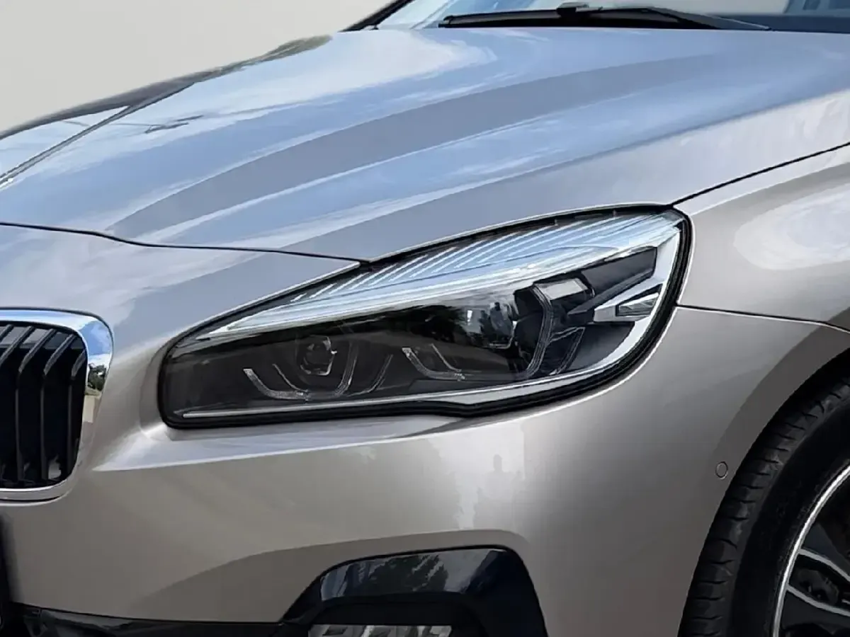 Gebraucht BMW 220 Sport Line 178 PS (130 kW) 2020 Kaschmirsilber metallic Kombi