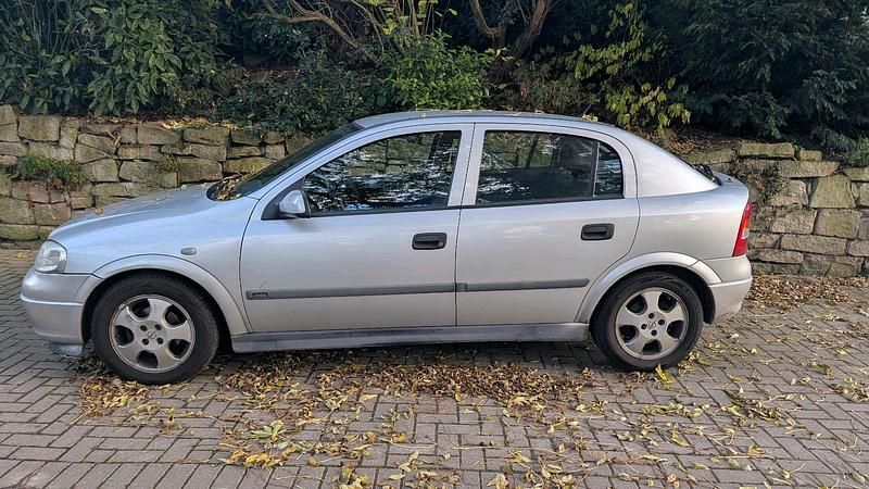 Grau Gebraucht 2011 Opel Astra Limousine | 1.150 € - Bild 1/4