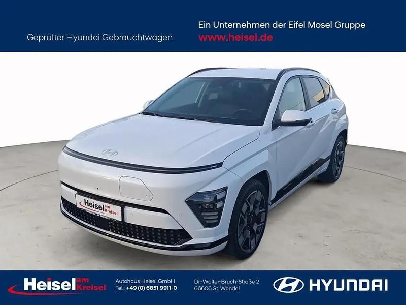 Serenity white / mic Gebraucht 2024 Hyundai Kona Prime SUV | 32.960 € (Guter Preis) - Bild 1/1