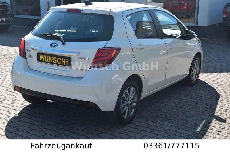 Gebraucht Toyota Yaris Hybrid Style 101 PS (74 kW) 2017 Weiß Limousine