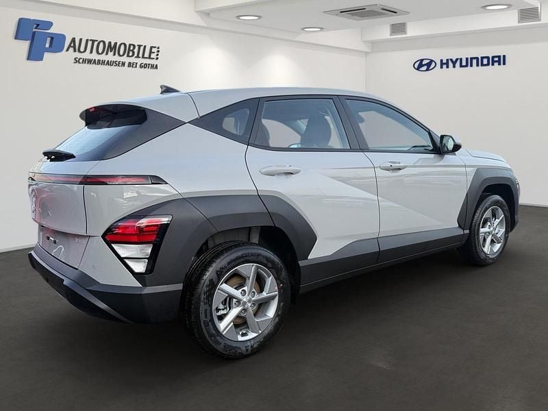 Neu Hyundai Kona Select 138 PS (101 kW) 2025 Cyber grey SUV