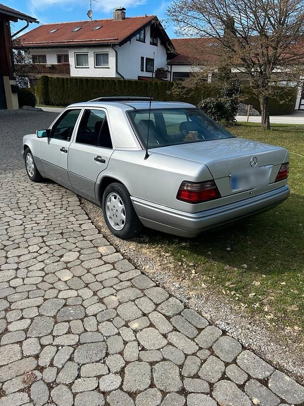Usata Mercedes E250 113 CV (83 kW) 1994 Argento Berlina