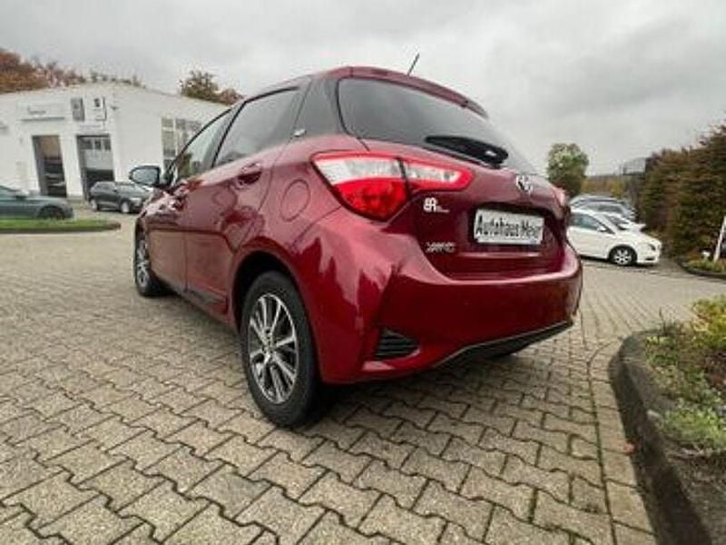 Rot Gebraucht 2020 Toyota Yaris Team Limousine | 12.990 € (Guter Preis) - Bild 1/4