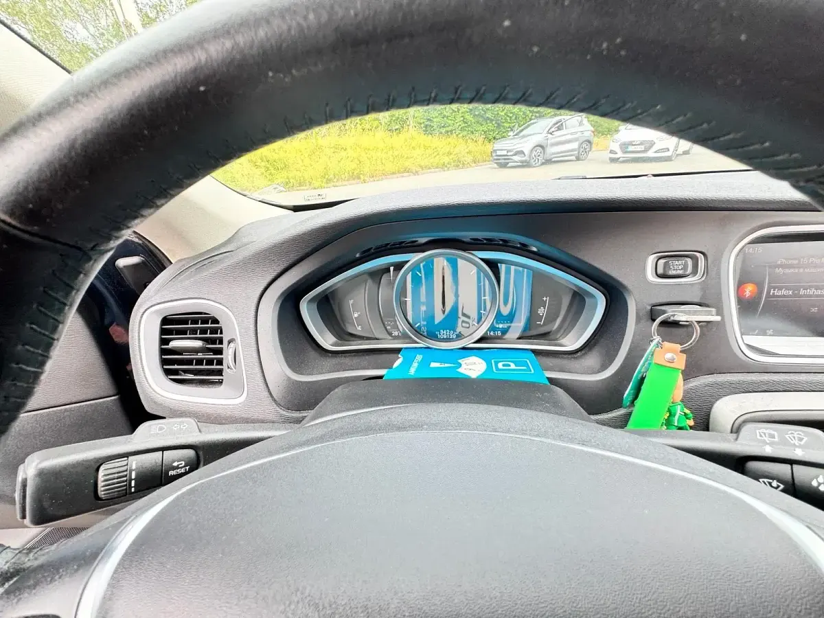 Gebraucht Volvo V40 120 PS (88 kW) 2017 Blau Kleinwagen