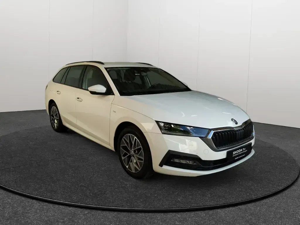 Gebraucht Skoda Octavia Tour 150 PS (110 kW) 2023 Weiss Kombi