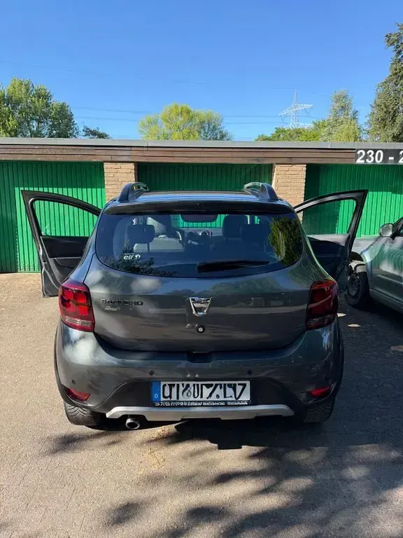 Gebraucht Dacia Sandero Celebration 90 PS (66 kW) 2018 Grau Limousine