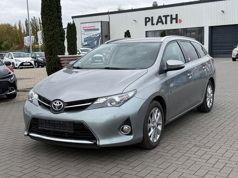 Grau Gebraucht 2013 Toyota Auris Touring Sports Life+ Kombi | 12.490 € (Teuer) - Bild 1/4