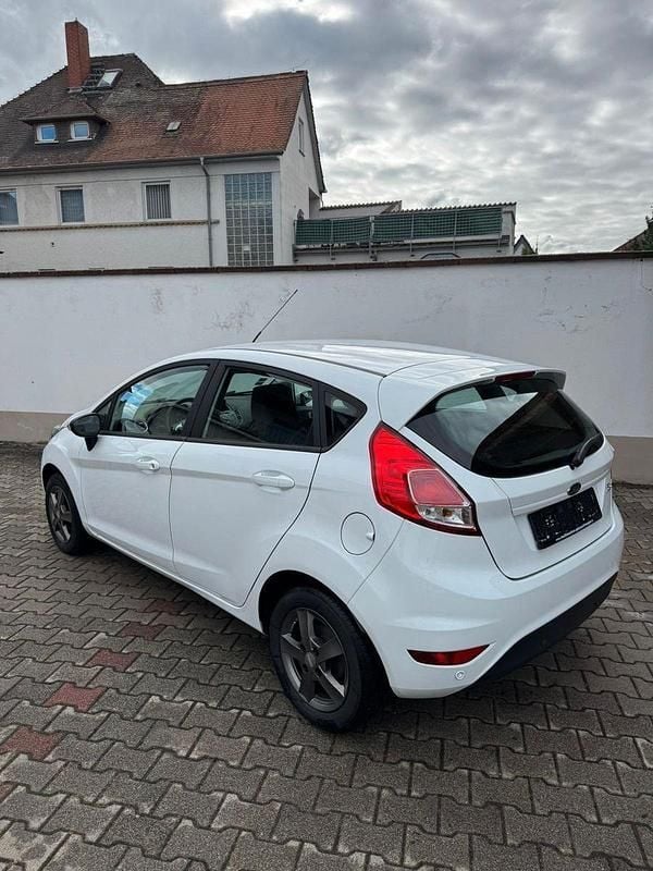 Gebraucht Ford Fiesta Trend 60 PS (44 kW) 2016 Weiß Kleinwagen