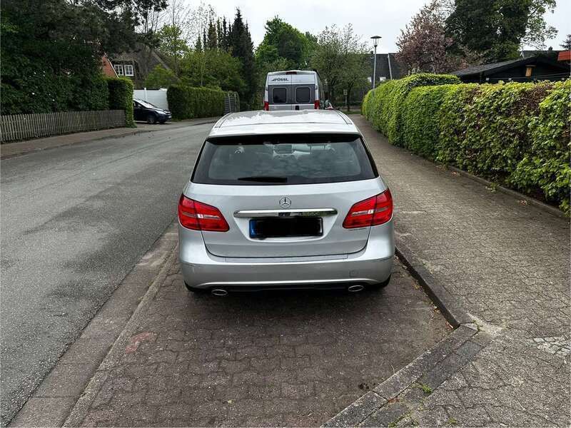 Silber Gebraucht 2014 Mercedes B180 Van / Kleinbus | 12.900 € (Fairer Preis) - Bild 1/4