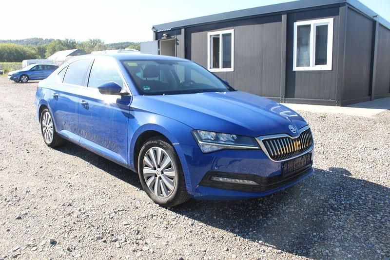 Blau Gebraucht 2022 Skoda Superb Ambition Limousine | 19.490 € (Fairer Preis) - Bild 1/4
