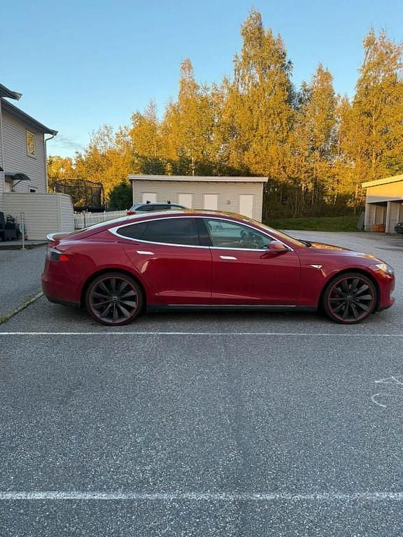 Rot Gebraucht 2013 Tesla Model S Kleinwagen | 13.500 € (Superpreis) - Bild 1/4
