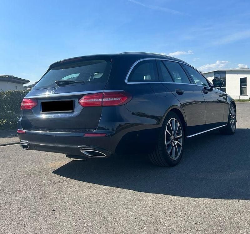 Second-hand Mercedes E220 194 CP (142 kW) 2019 Albastru Berlinǎ