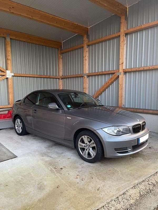 Grau Gebraucht 2009 BMW 120 Coupé M Performance Coupé | 6.999 € (Fairer Preis) - Bild 1/4