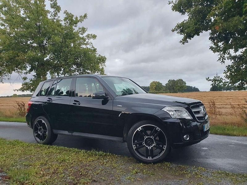 Schwarz Gebraucht 2011 Mercedes GLK220 SUV | 14.600 € (Fairer Preis) - Bild 1/4