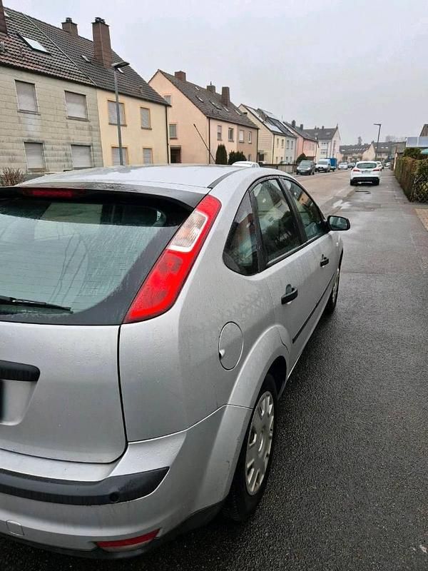 Second-hand Ford Focus 101 CP (74 kW) 2005 Argintiu Berlinǎ