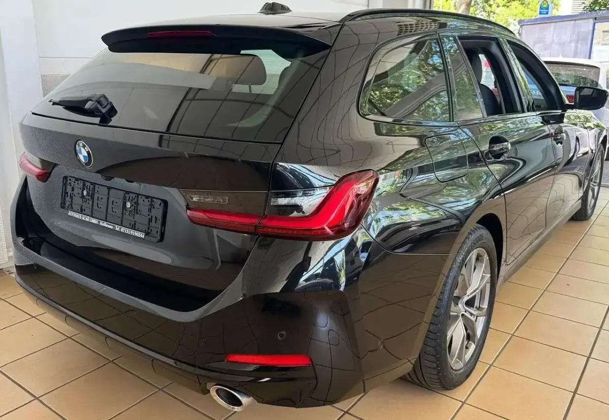 Gebraucht BMW 320 Performance 190 PS (139 kW) 2023 Saphirschwarz Kombi