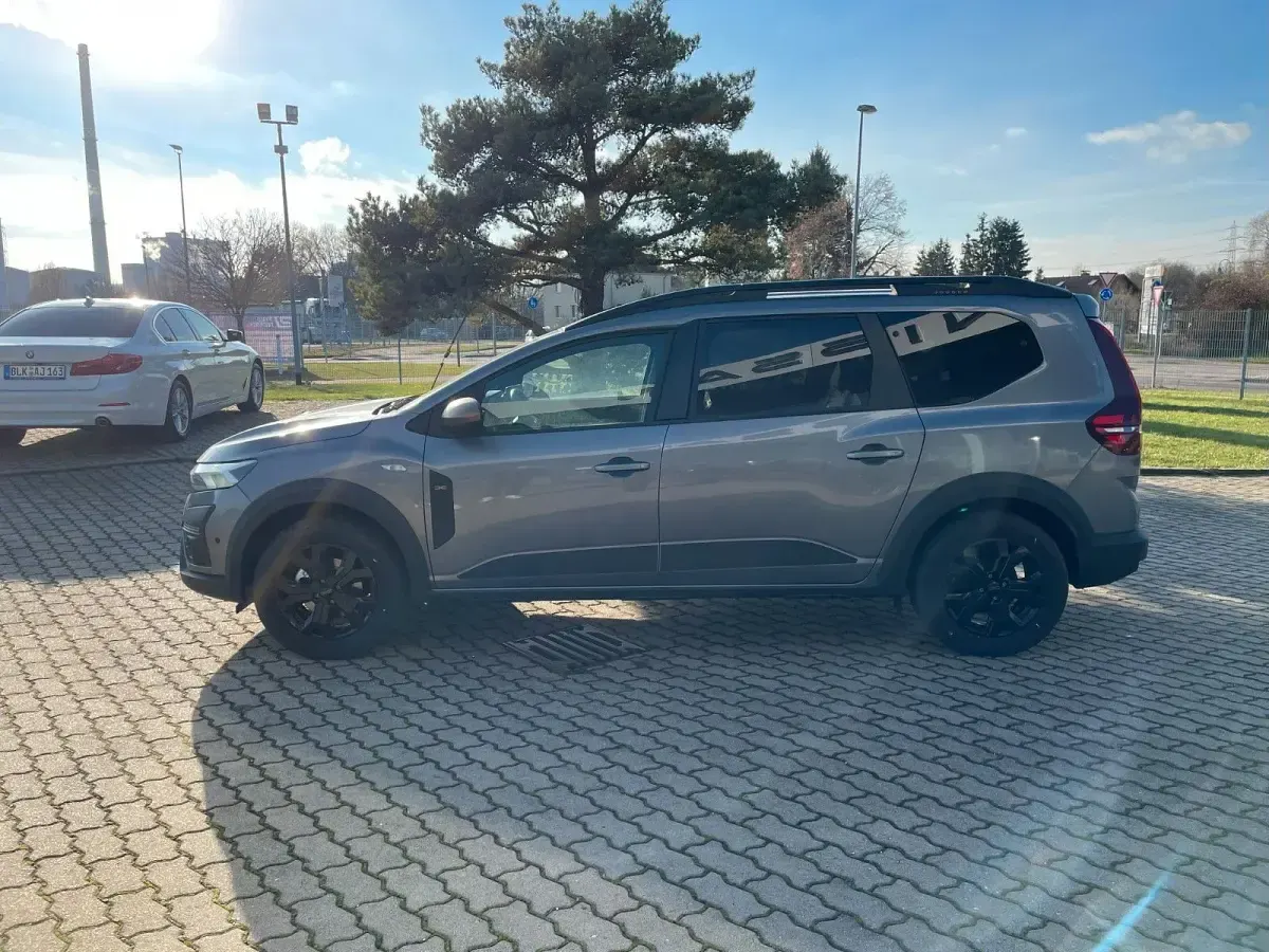 Neu Dacia Jogger Extreme 101 PS (74 kW) 2025 Grau Van / Kleinbus