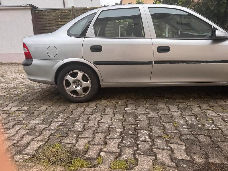 Grau Gebraucht 1998 Opel Vectra Kombi | 450 € (Superpreis) - Bild 1/4