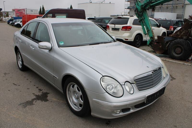 Silber Gebraucht 2003 Mercedes E200 Classic Limousine | 2.999 € (Superpreis) - Bild 1/4