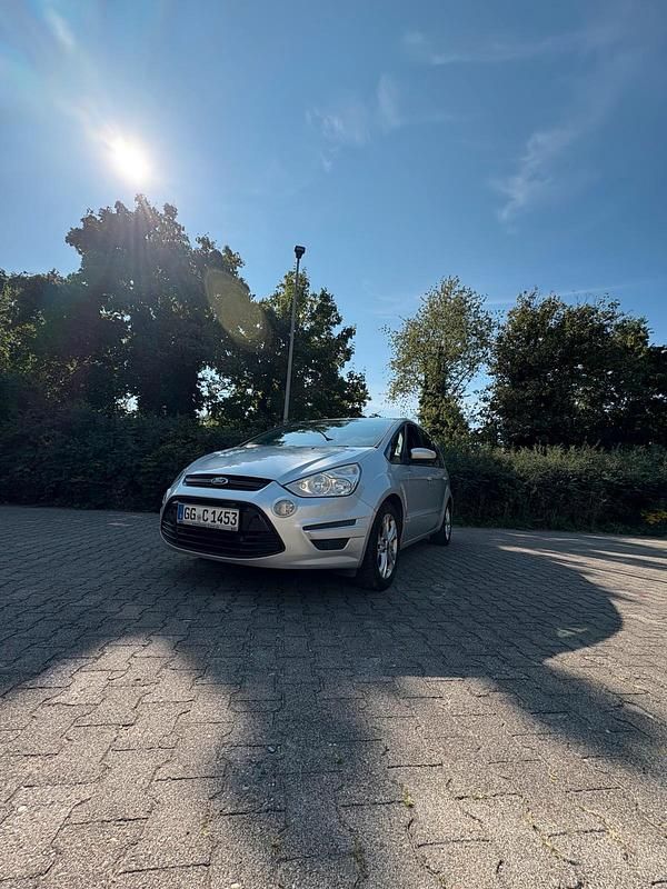 Silber Gebraucht 2013 Ford S-MAX S Van / Kleinbus | 5.300 € (Superpreis) - Bild 1/4