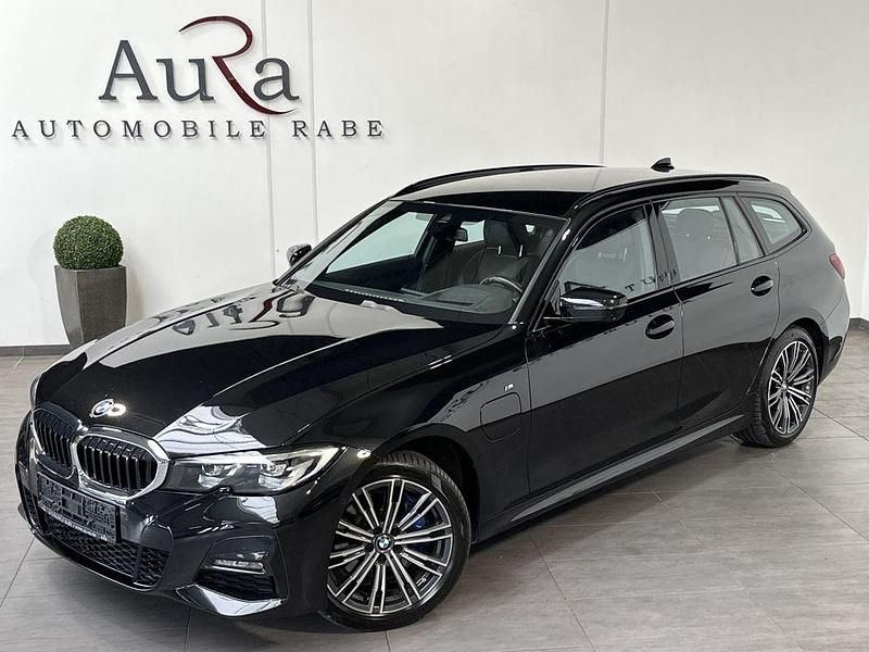 Sapphirschwarz Gebraucht 2021 BMW 330e M Sport Kombi | 30.749 € (Fairer Preis) - Bild 1/4