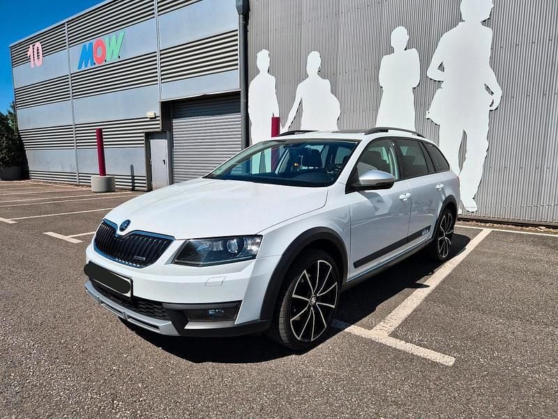 Weiß Gebraucht 2015 Skoda Octavia Scout Kombi | 13.500 € (Etwas zu teuer) - Bild 1/4