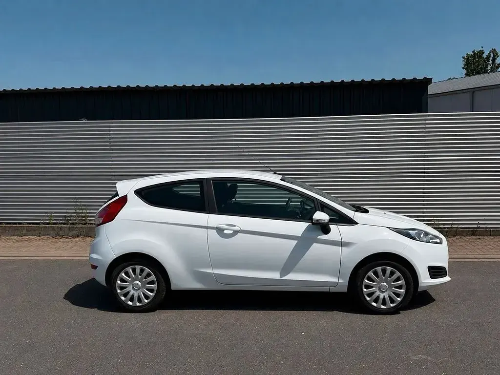Gebraucht Ford Fiesta Trend 60 PS (44 kW) 2013 Weiß Kleinwagen