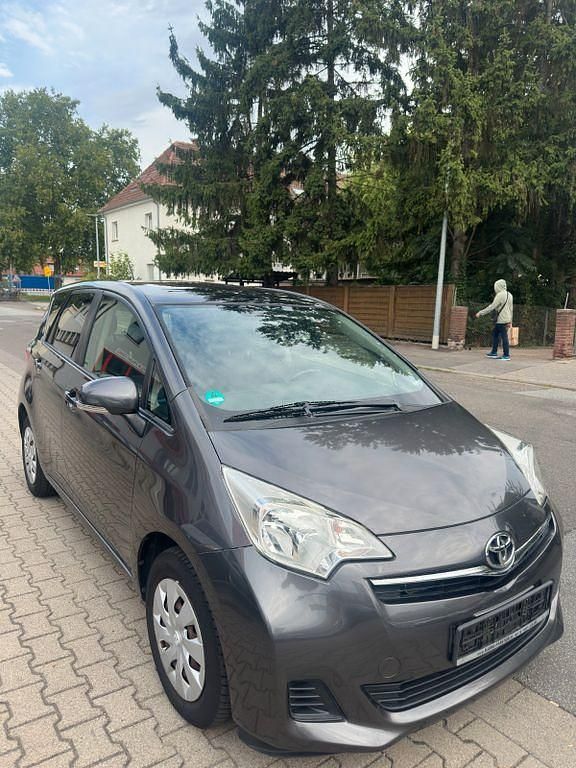 Grau Gebraucht 2012 Toyota Verso-S Life Van / Kleinbus | 5.700 € (Fairer Preis) - Bild 1/4