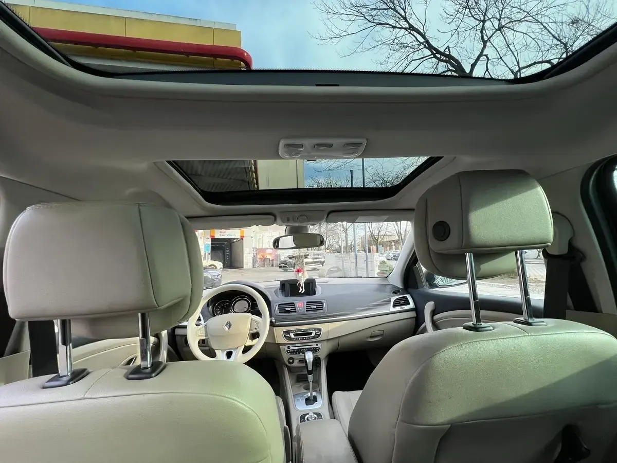 Gebraucht Renault Mégane III 140 PS (102 kW) 2011 Schwarz Limousine