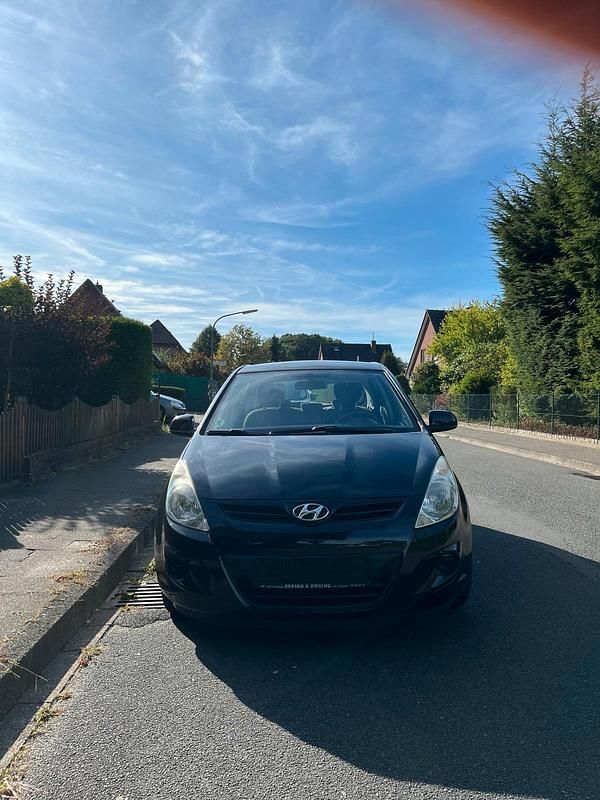 Schwarz Gebraucht 2011 Hyundai i20 Kleinwagen | 1.999 € (Fairer Preis) - Bild 1/4