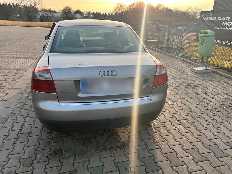 Second-hand Audi A4 131 CP (96 kW) 2003 Gri Hatchback