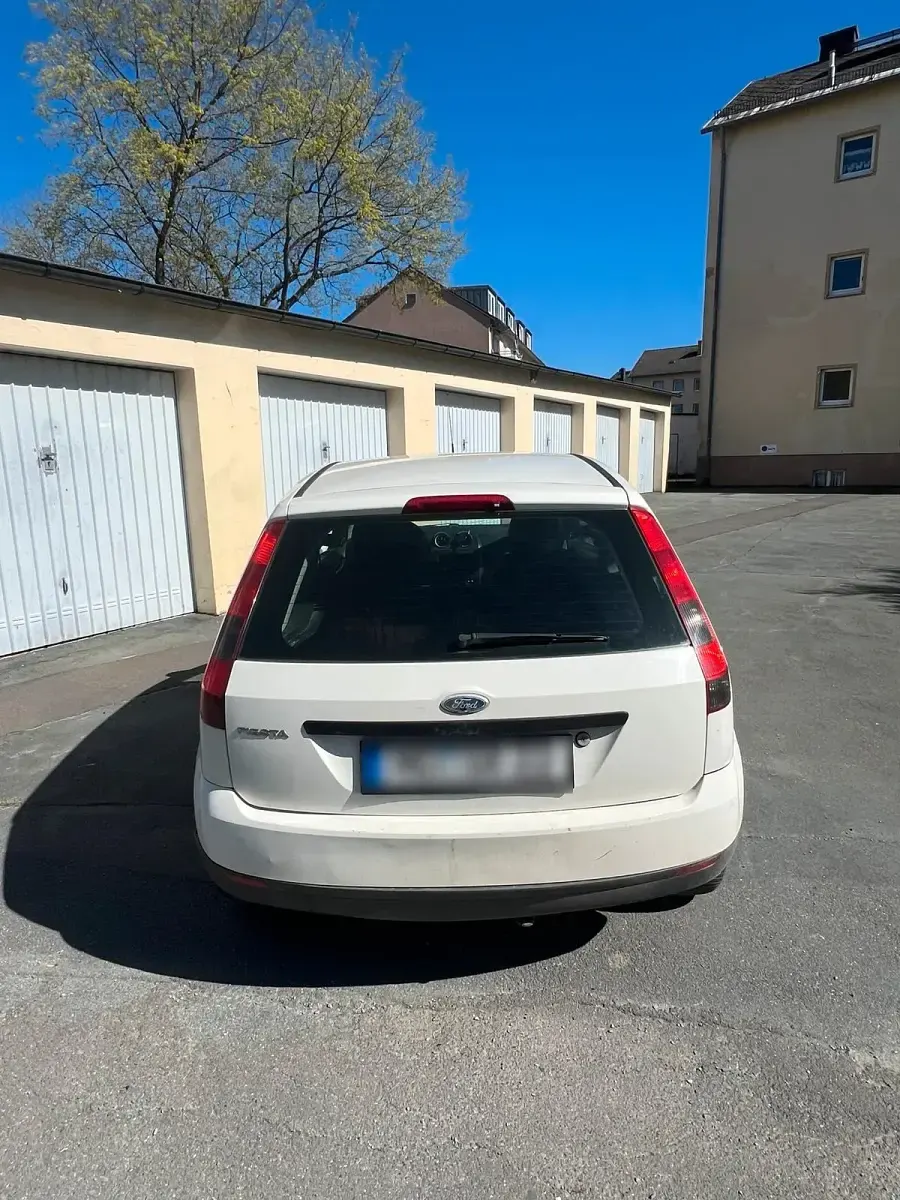 Gebraucht Ford Fiesta 60 PS (44 kW) 2003 Weiß Kleinwagen