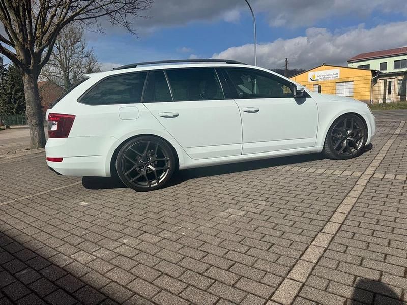 Gebraucht Skoda Octavia Joy 110 PS (80 kW) 2016 Weiß Kleinwagen