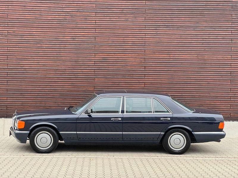 Blau Gebraucht 1990 Mercedes 560 Limousine | 18.500 € - Bild 1/4