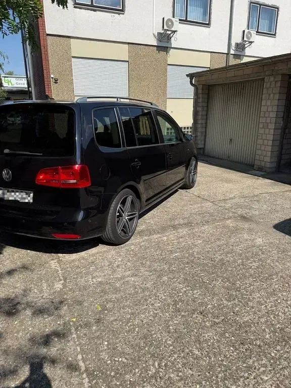 Gebraucht VW Touran Cup 140 PS (102 kW) 2014 Schwarz Van / Kleinbus