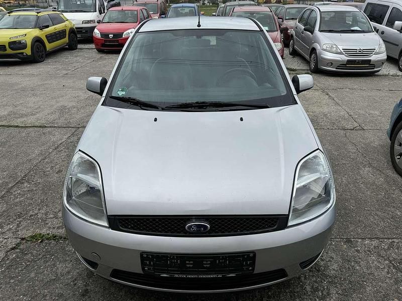 Gebraucht Ford Fiesta 69 PS (50 kW) 2005 Polarsilber metallic Kleinwagen