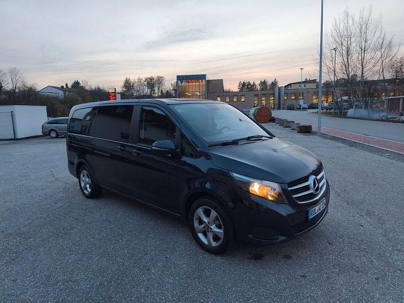 Blau Gebraucht 2019 Mercedes V220 Van / Kleinbus | 34.900 € (Superpreis) - Bild 1/4