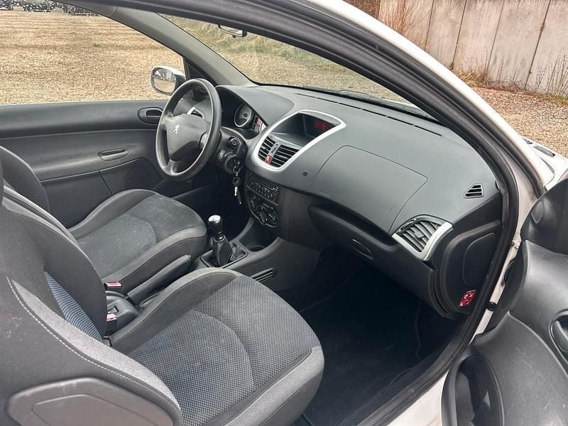 Gebraucht Peugeot 206 75 PS (55 kW) 2009 Weiß Limousine