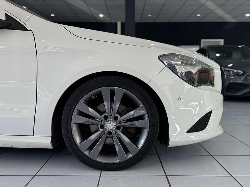 Gebraucht Mercedes CLA180 122 PS (89 kW) 2015 Calcitweiss/zirrusweiss Limousine