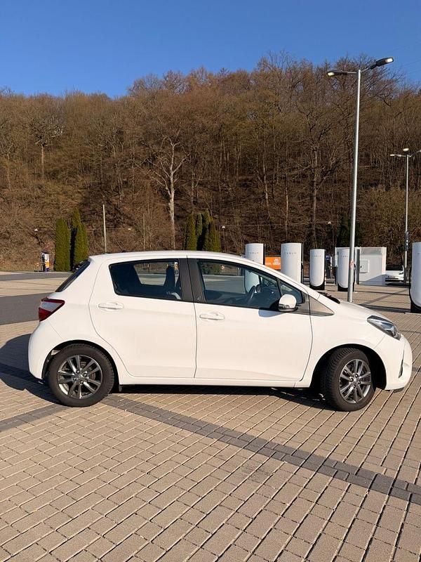 Gebraucht Toyota Yaris 111 PS (81 kW) 2017 Weiß Kleinwagen