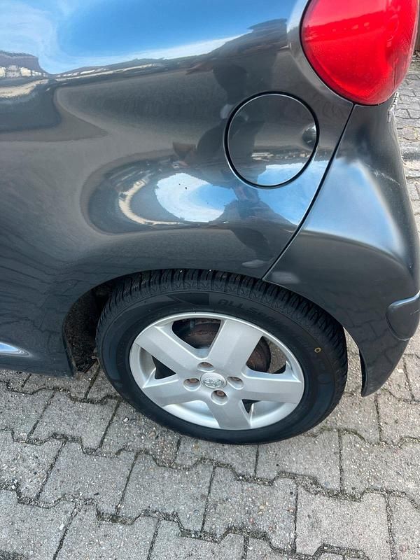 Gebraucht Toyota Aygo 69 PS (50 kW) 2005 Grau Kleinwagen