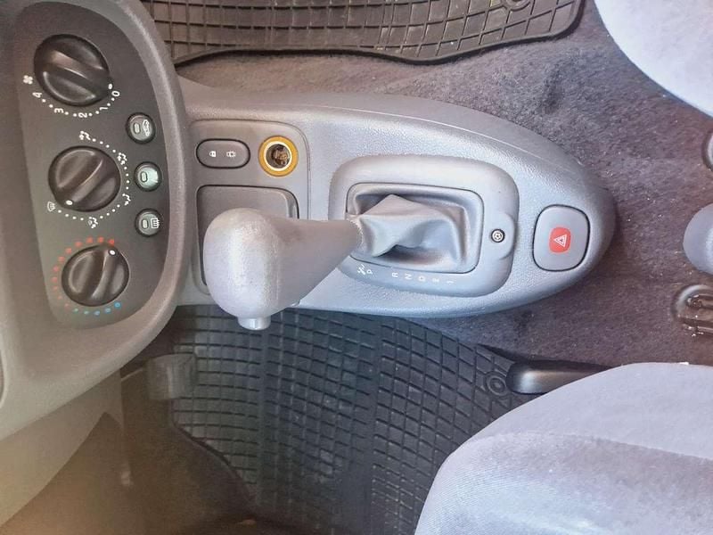 Second-hand Renault Clio II 98 CP (72 kW) 2000 Albastru Hatchback