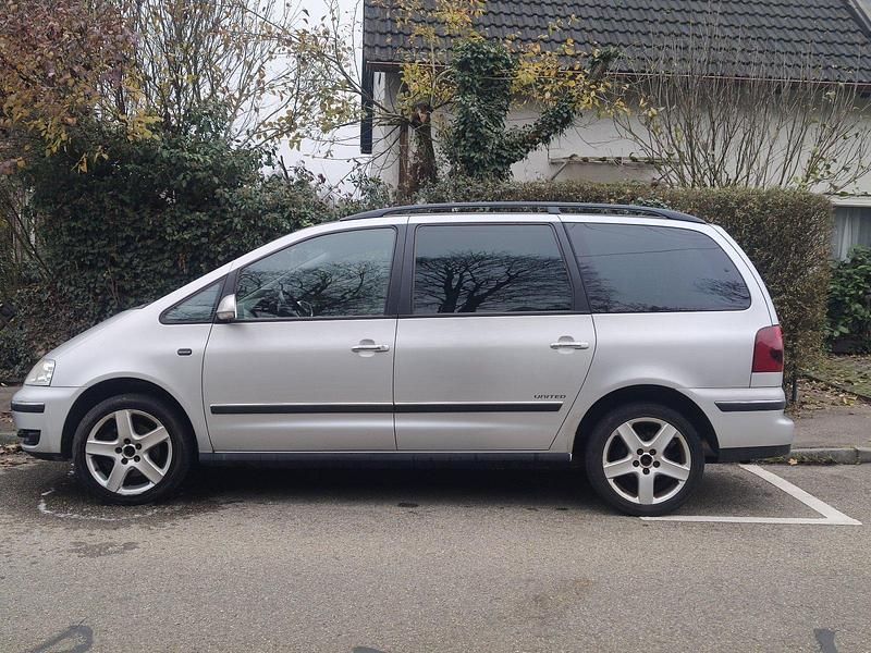 Silber Gebraucht 2009 VW Sharan Trendline Van / Kleinbus | 2.900 € (Fairer Preis) - Bild 1/4