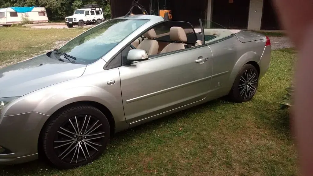 Gebraucht Ford Focus Cabriolet Titanium 145 PS (106 kW) 2007 Silber Cabrio