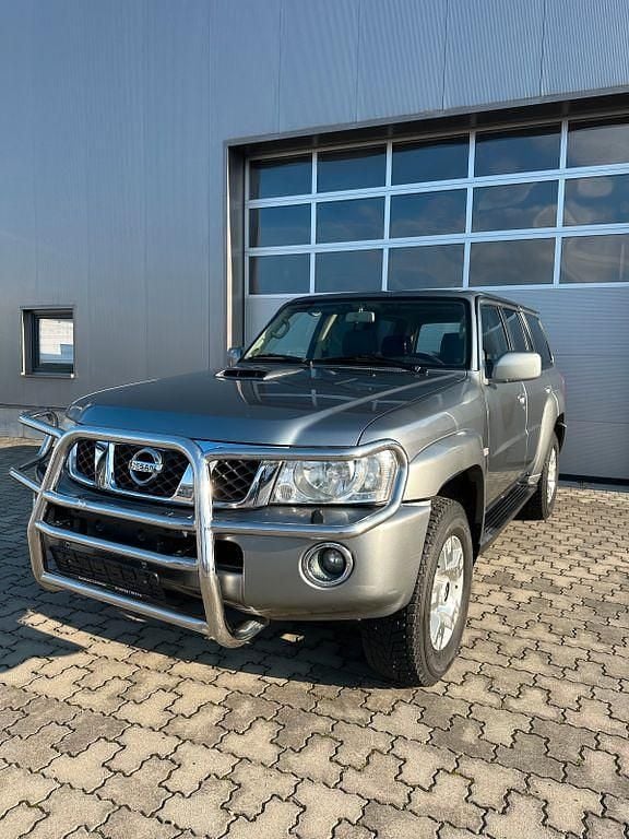Grau Gebraucht 2006 Nissan Patrol SUV | 12.890 € - Bild 1/4