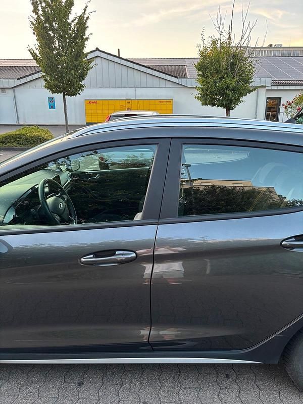 Gebraucht Ford Fiesta Active 101 PS (74 kW) 2018 Grau Kleinwagen