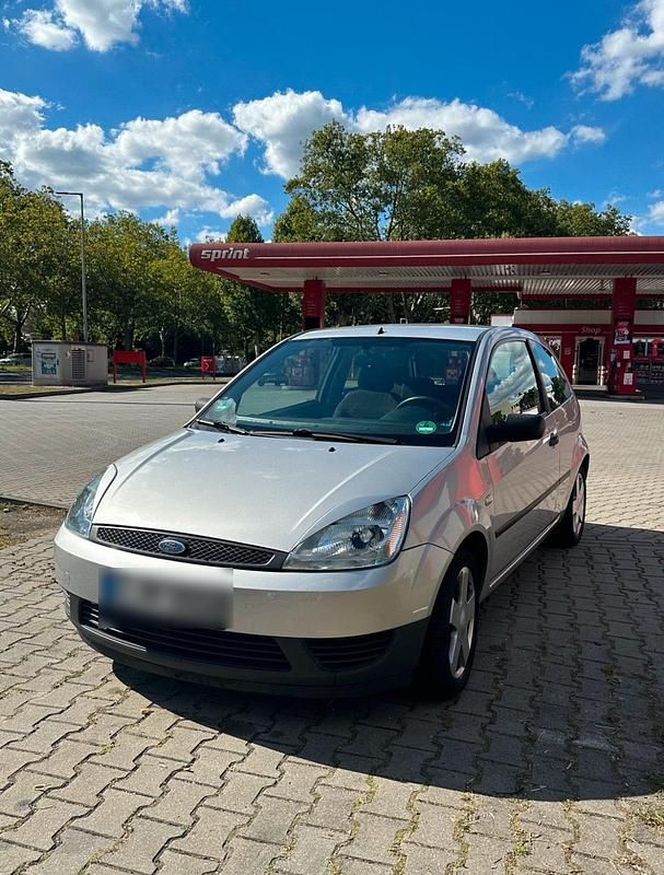 Gebraucht Ford Fiesta 60 PS (44 kW) 2004 Silber Kleinwagen