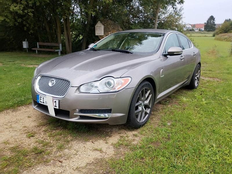 Silber Gebraucht 2010 Jaguar XF Luxury Limousine | 8.999 € (Fairer Preis) - Bild 1/4