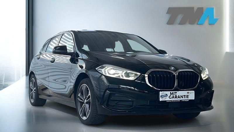 Schwarz Gebraucht 2022 BMW 118 Sport Line Kleinwagen | 19.899 € (Superpreis) - Bild 1/4