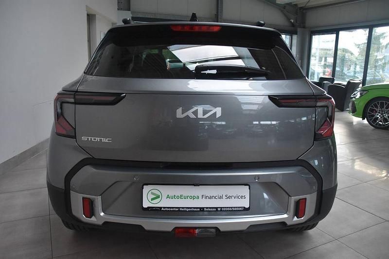 Neu Kia Stonic 101 PS (74 kW) 2026 Grau SUV